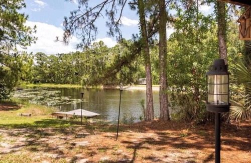 Davenport Cottage | Cozy Forest Retreat Mid-Century Charm Fireplace 20 Min to Disney