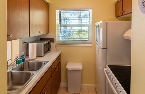 Holmes Beach Apartment | Cozy Ground-Level Beach Retreat – 75 Steps to the Gulf | Bamboo Apts #4