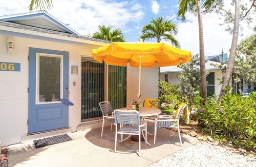 Holmes Beach Apartment | Cozy Ground-Level Beach Retreat – 75 Steps to the Gulf | Bamboo Apts #4