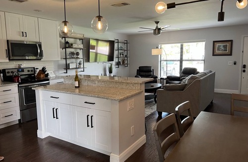 Port Saint Lucie House | Cozy home with great big backyard shade tree