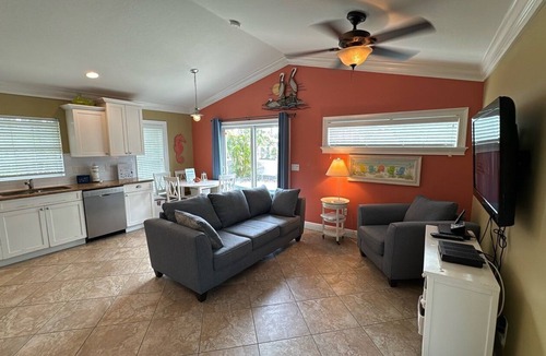 Holmes Beach House | Cozy Home with Private Pool, Close to the Beach! Don't Miss Out!
