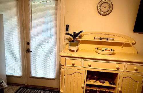 Gulf Gate Estates Apartment | ~ Cozy In-law Apartment Close to Siesta Key ~