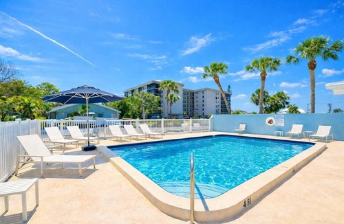 Sarasota Cottage | Cozy Lido Key Studio Steps to Beach & Kayaking