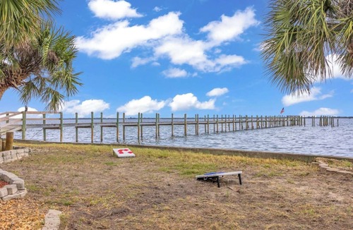 Varnum Park House | Cozy Melbourne Retreat | River front | Dock | Wifi