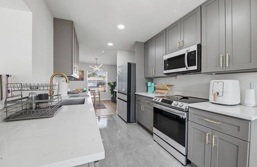 Sarasota Springs House | Cozy Modern Retreat Minutes To Siesta Key, Downtown & Gulf Beaches