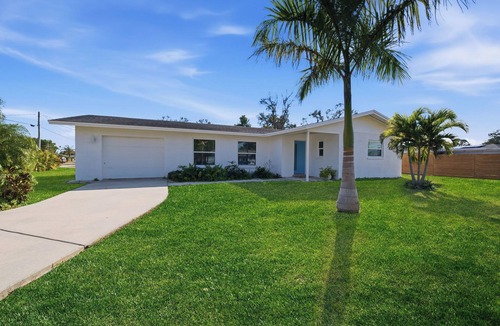 Sarasota Springs House | Cozy Modern Retreat Minutes To Siesta Key, Downtown & Gulf Beaches