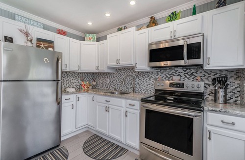 North Redington Beach Condo | Cozy Oceanfront Studio with Balcony- Walk to Everything!