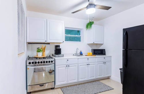Flamingo Parks Apartment | Cozy Palm Beach Stay 5min Downtown Pets OK