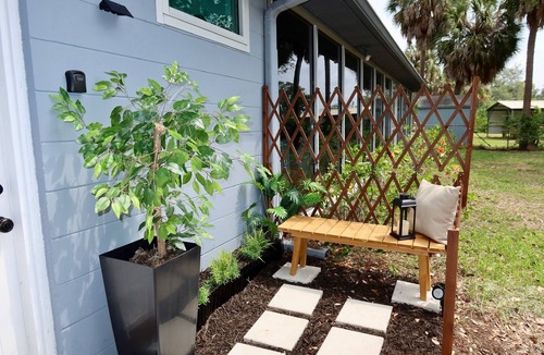 Palm River-Clair Mel House | Cozy Private Studio near Ibor & Port