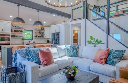 Hendersonville House | “Cozy retreat and amazing views!– Your Perfect Getaway!”