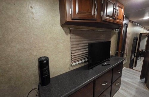 Balm House | Cozy RV Retreat on a 12‑Acre Horse Farm. 1 Bedroom 1 Bath Pull‑Out Sofa
