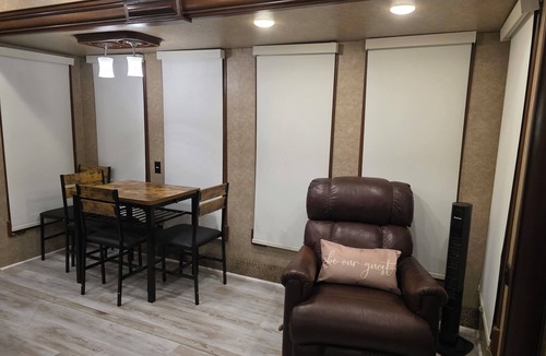 Balm House | Cozy RV Retreat on a 12‑Acre Horse Farm. 1 Bedroom 1 Bath Pull‑Out Sofa