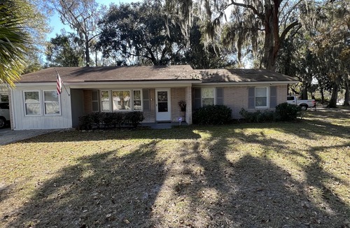 Windsor Forest House | Cozy Southside Savannah 3 Bed room 2 Bath home - 15 Minutes to downtown Savannah
