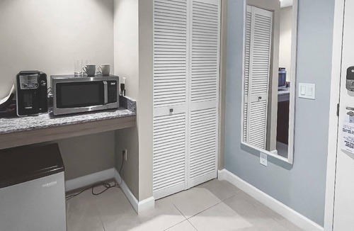 Doral Apartment | Cozy Studio Suite w/City View, Work Desk & Pool