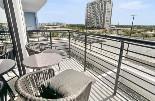Doral Apartment | Cozy Studio Suite w/City View, Work Desk & Pool