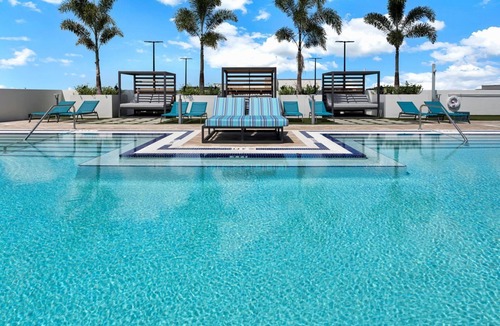 Doral Apartment | Cozy Studio Suite w/City View, Work Desk & Pool