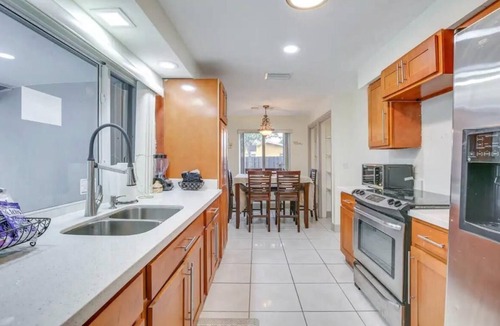 Sunrise House | COZY SUNRISE ESCAPE With AC and WiFi .