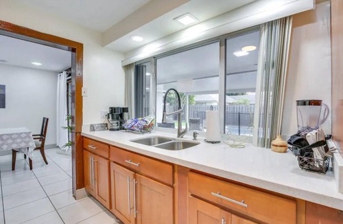 Sunrise House | COZY SUNRISE ESCAPE With AC and WiFi .