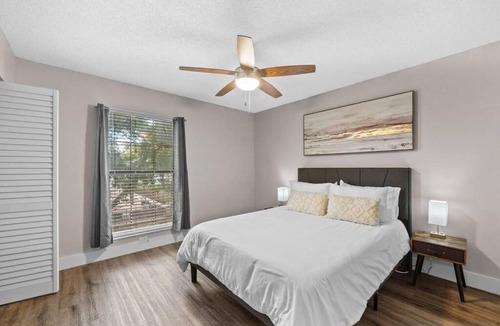 University Apartment | Cozy Townhouse - Gym Pool Golf Fast WiFi 2B2B