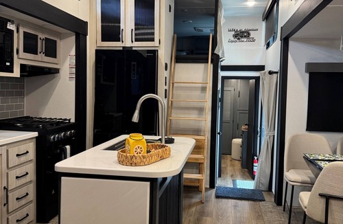 River Ranch RV Rental | Cozy two bedroom and two full bath w/golf cart