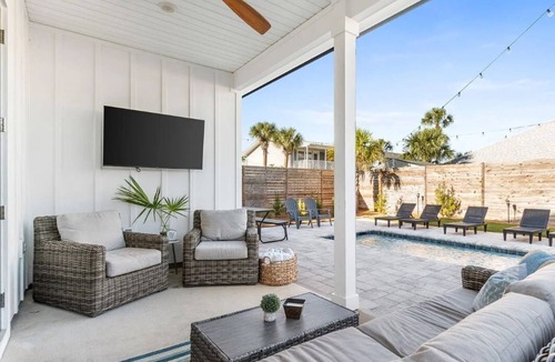 Holiday Beach House | 🌴 Craig's Cottage | Private Pool | Walk to the Beach | Pet Friendly | Sleeps 19
