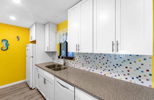 South Venice House | Creative Coastal Cottage - 5 min to beach