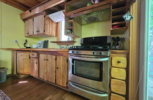 Barnardsville Cabin | Creek Side cabin w AC, On-Site Sauna/Tea Shop/Market, Edge of Pisgah, Craggy Mtn