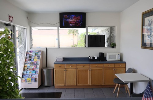 Fort Pierce Hotel | Crossroads Inn