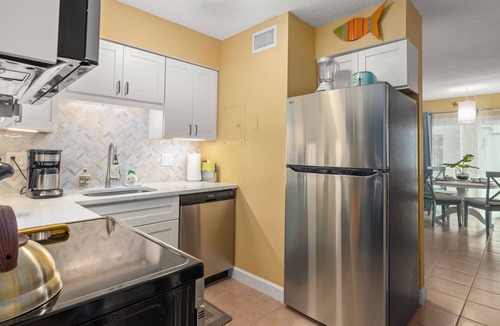 Sarasota Condo | Cute one bedroom condo. walk to the beach and st Armand circle