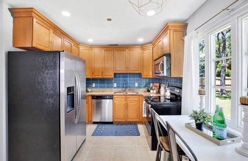 Sun Bay South House | Cutest House on the block Central to downtown and the best beaches!
