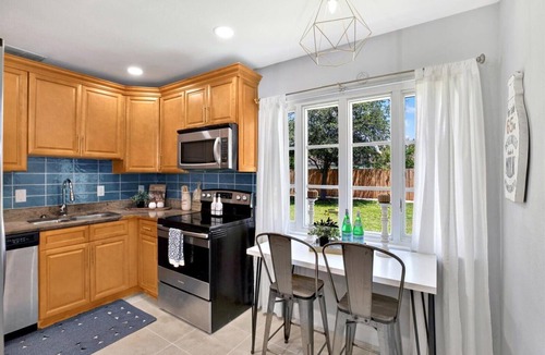 Sun Bay South House | Cutest House on the block Central to downtown and the best beaches!