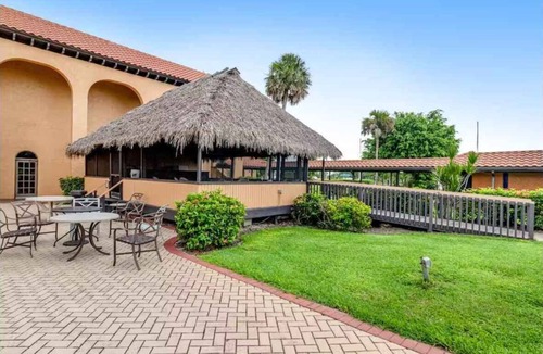 Naples Condo | D153 - 2 Queen Size Beds