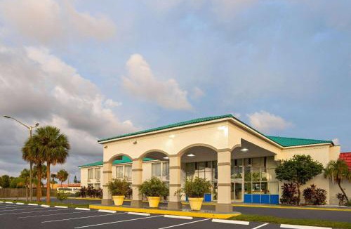 Fort Pierce Hotel | Days Inn & Suites by Wyndham Fort Pierce Midtown