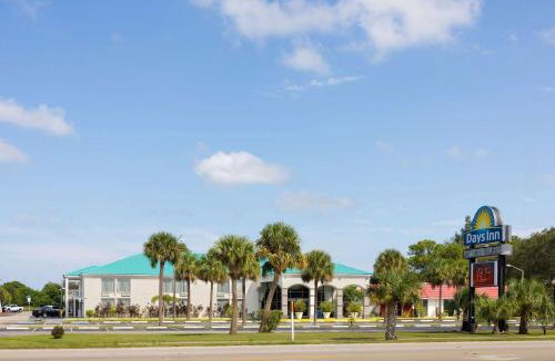 Fort Pierce Hotel | Days Inn & Suites by Wyndham Fort Pierce Midtown