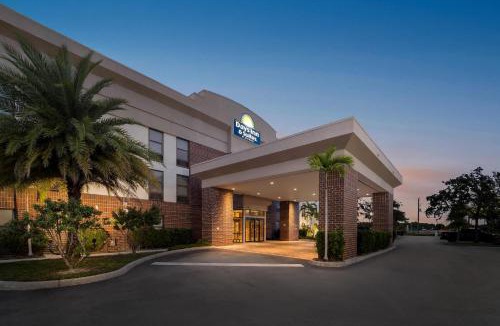 Biggar Hotel | Days Inn & Suites by Wyndham Fort Myers Near JetBlue Park