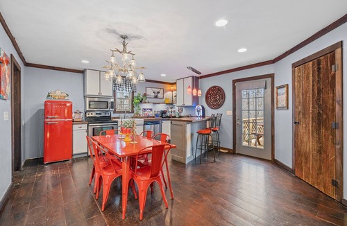 Fairview Cottage | Deer Bluff Cottage-Retro theme, Hot Tub, Firepit, Arcade, Log Playhouse, Nursery