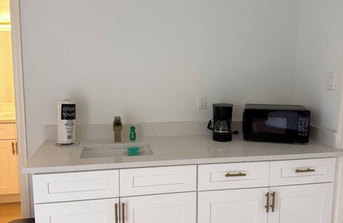 Pinecrest West Park Apartment | Delightful 1-bedroom studio with AC in vibrant Tampa