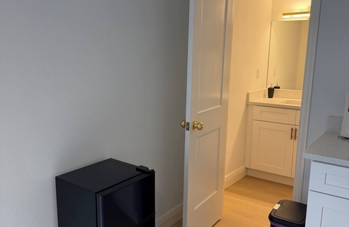 Pinecrest West Park Apartment | Delightful 1-bedroom studio with AC in vibrant Tampa