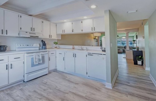 East Naples Condo | Delightful Naples Condo with large Resort Pool and Pickleball/Tennis Courts
