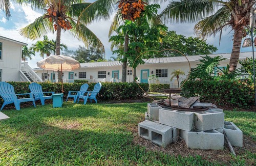 Fort Pierce Shores House | Deluxe Two-Queen Coastal Kitchen Suite