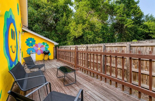 Liberty City Apartment | Design District Studio, free parking, AC and WIFI