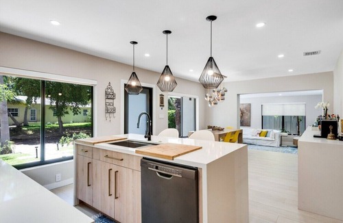 Spring Garden House | Designer Home w Pool & Fire pit - Free Parking, BBQ Grill, 10 min to Brickell