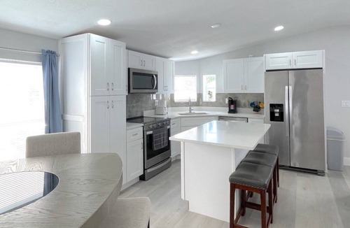 Iona House | DESIGNER REMODEL - SHORT-TERM RENTAL FRIENDLY 2 Bedroom 2 Bath