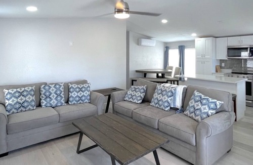 Iona House | DESIGNER REMODEL - SHORT-TERM RENTAL FRIENDLY 2 Bedroom 2 Bath