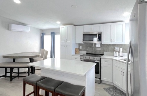 Iona House | DESIGNER REMODEL - SHORT-TERM RENTAL FRIENDLY 2 Bedroom 2 Bath