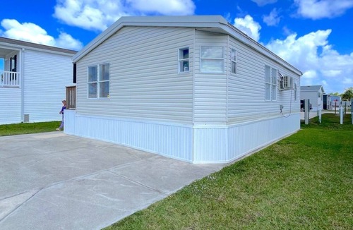 Iona House | DESIGNER REMODEL - SHORT-TERM RENTAL FRIENDLY 2 Bedroom 2 Bath
