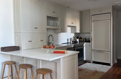 Harleston Village Apartment | Designer's Historic Downtown Pied a Terre near Broad. Private Parking 30-day min