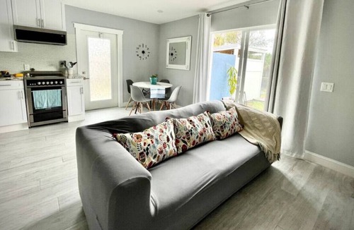 Golden Gate House | Diego's Blue guest house in Naples area.