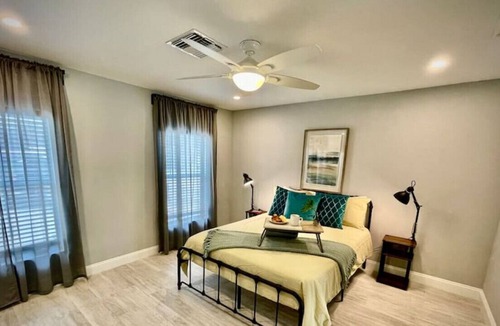 Golden Gate House | Diego's Blue guest house in Naples area.