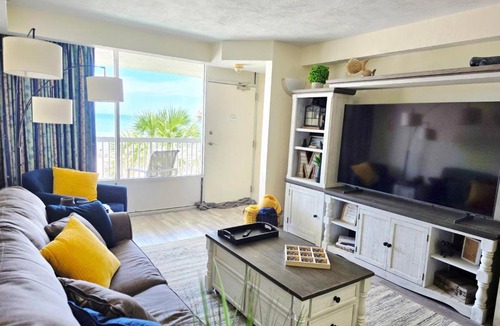 Ortona Park Apartment | Direct Oceanfront 1 bedroom w/kitchen & balcony